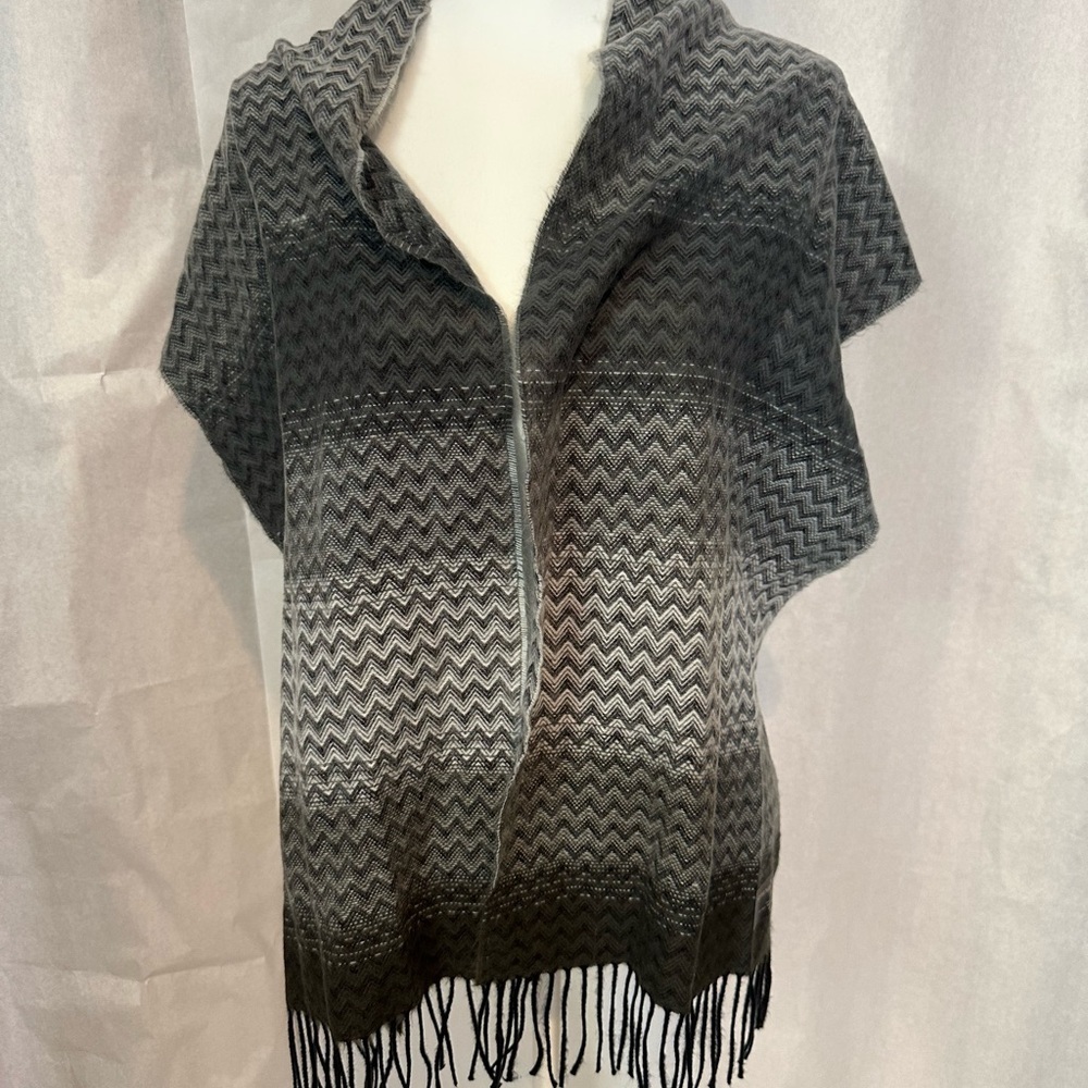 Elegant Black and Gray Chevron Scarf